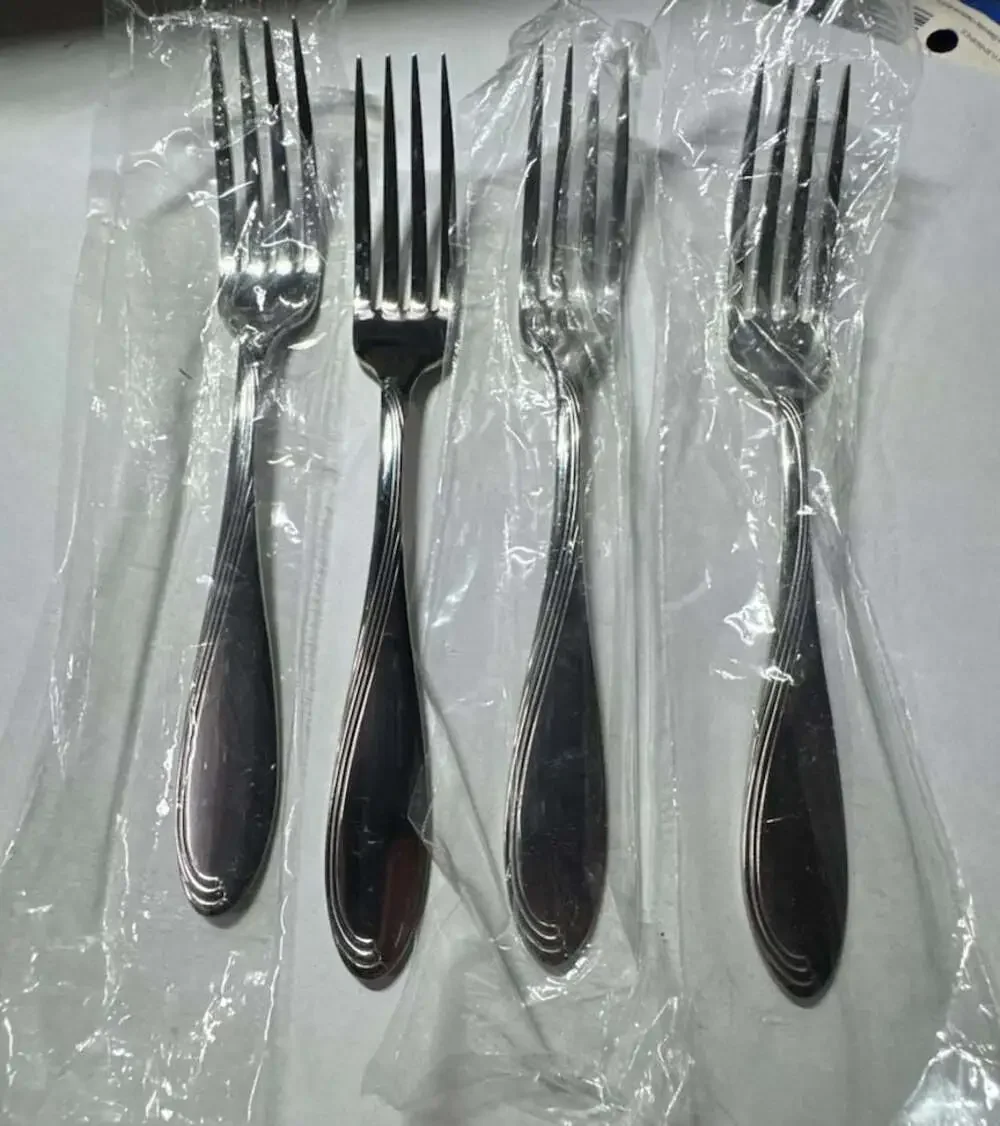 Oneida Crest Stainless Steel Dinner Forks (Set of 4)